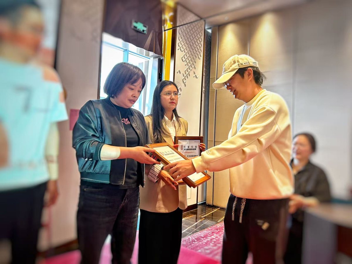 活动现场奖品发放